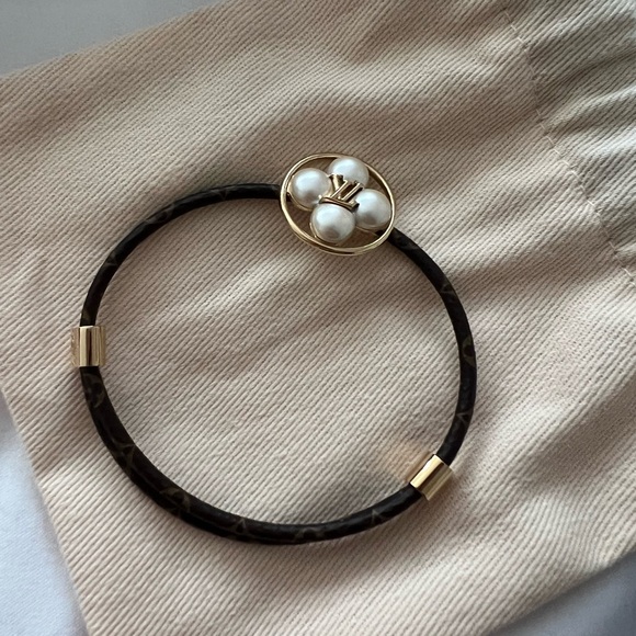 Louis Vuitton Pearl Flower Bracelet - Picture 3 of 12